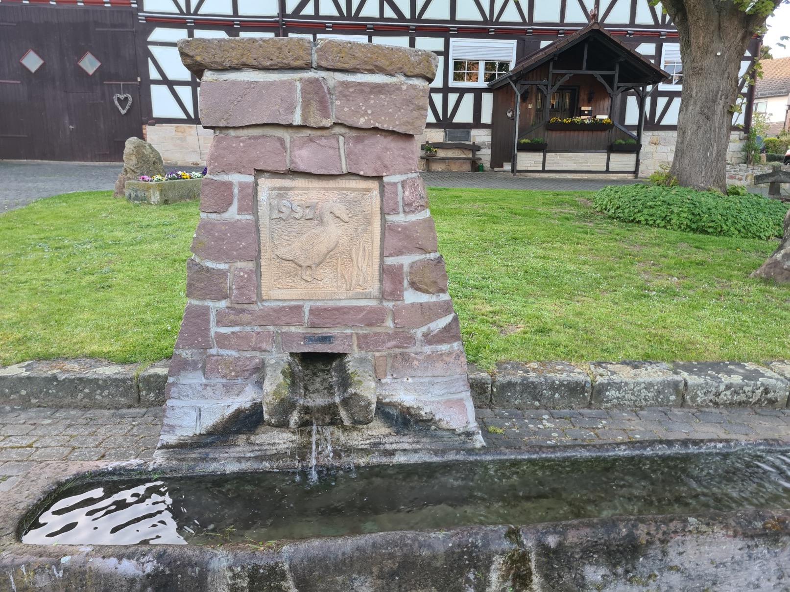 Der historische Brunnen am Kumpplatz in Simmershausen