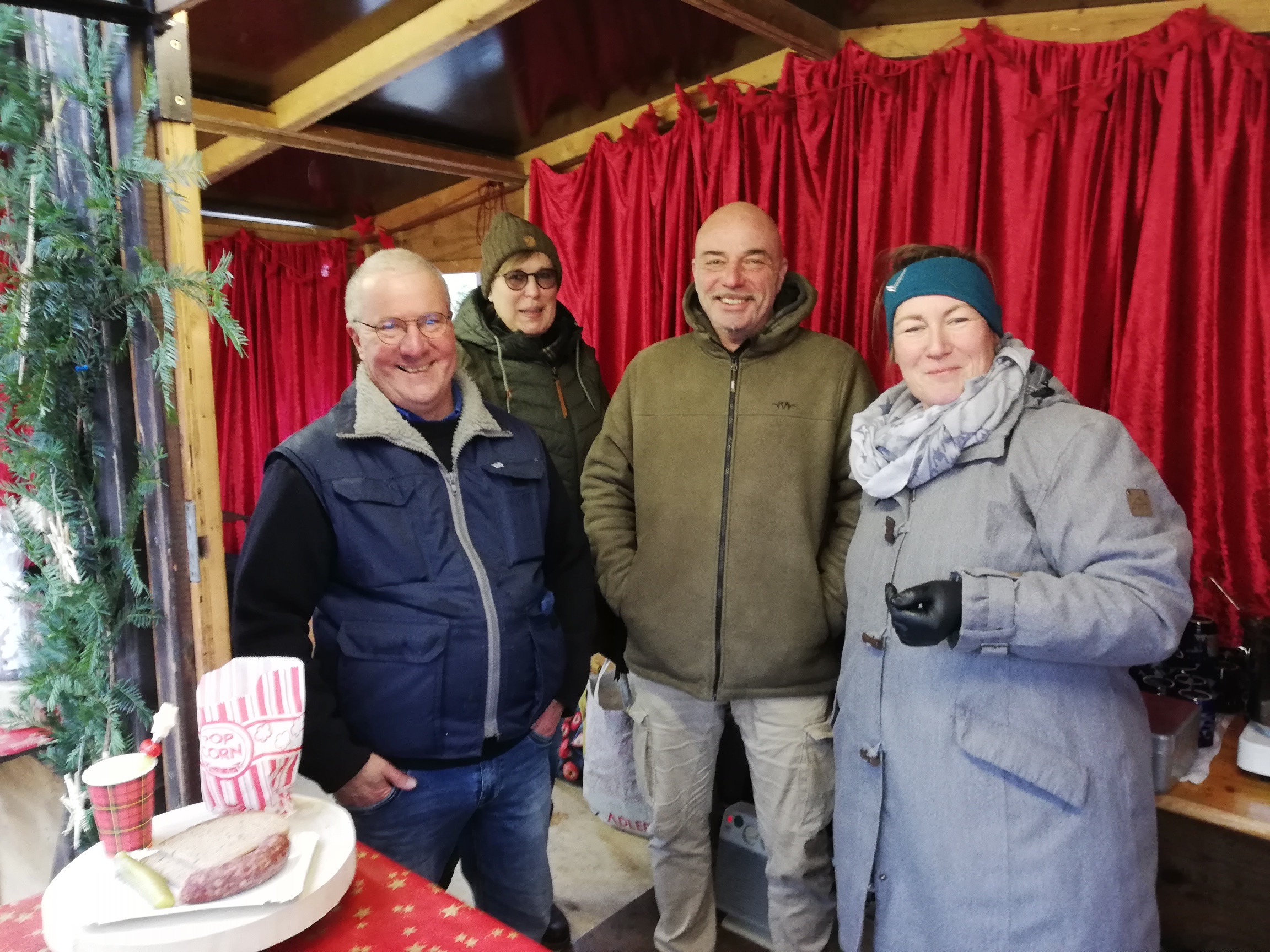 Thoma, Antje, Jens und Silke aktiv beim Fuldataler Weihnachtsmarkt in Fuldatal