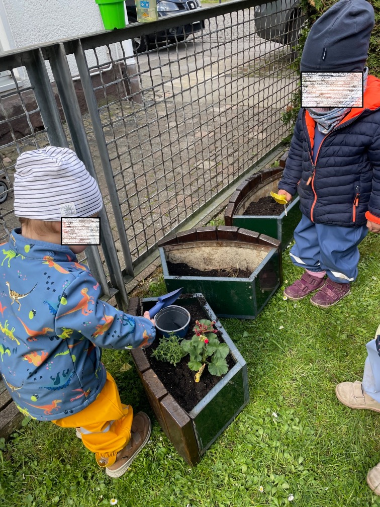 Kleine, aber fleißige Hände im Dienst der Allgemeinheit (Foto © Susanne Murphy, aus Schutzgründen wurden die Gesichter der Kinder „gepickselt)