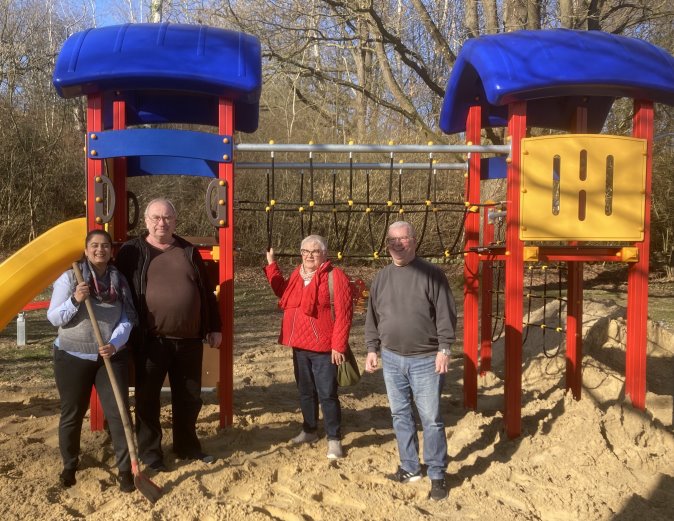 Foto © SPD-Fuldatal: Vertreter der SPD beim Besichtigen des Spielplatzes „Im Ellenbach“