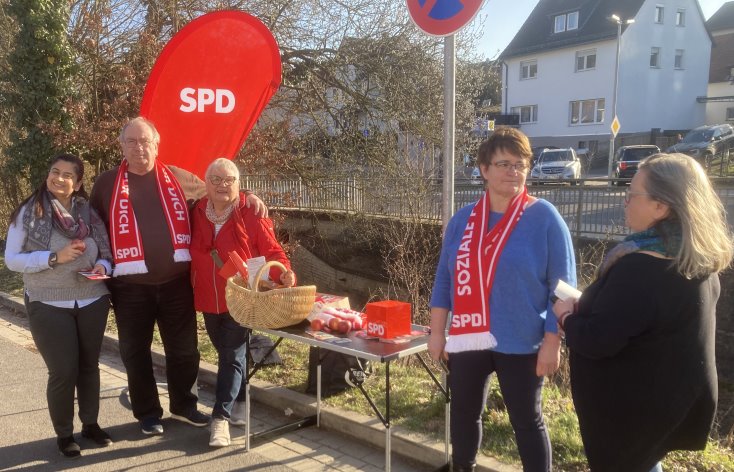 Foto © SPD-Fuldatal - v. l.: Salaha Rahimi, Dirk Eberhardt, Heidrun Gottschalk u. Steffi Roß-Stabernack im Gespräch mit einer Bürgerin