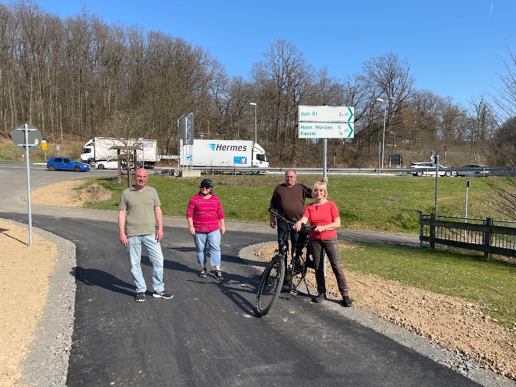 Jens Kühn, eine Anwohnerin, Dirk Eberhardt und Hannelore Hesse schauen sich die neue Radweganbindung im Schocketals in Simmershausen zum Fernradweg R1 an