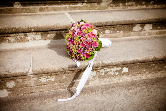 Symbolbild Treppe mit Blumenstrauß